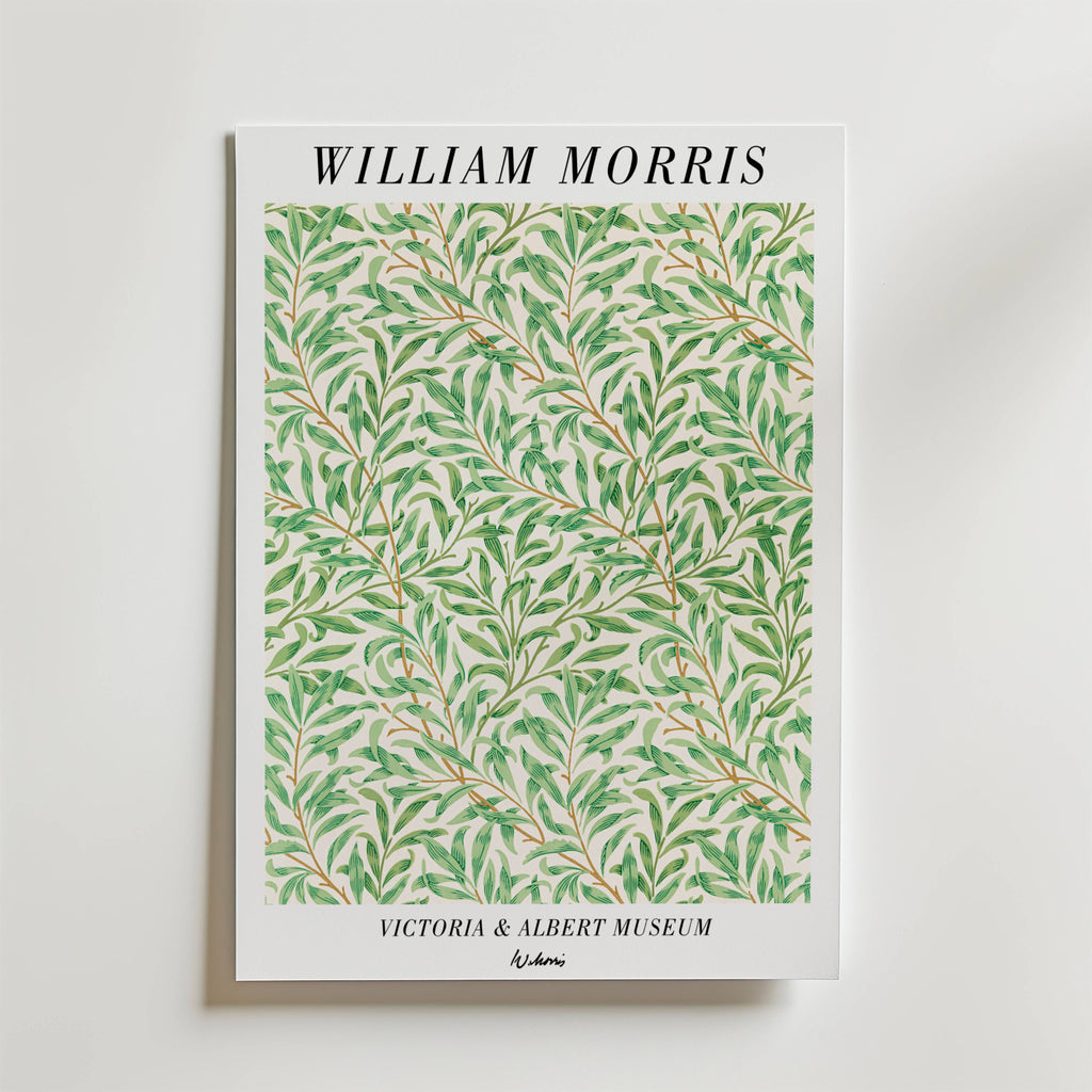 Bozetto William Morris Victoria & Albert Museum No. 1 Poster har ett bladmönster i grönt och beige, med "WILLIAM MORRIS" upptill och "VICTORIA & ALBERT MUSEUM" nedtill.