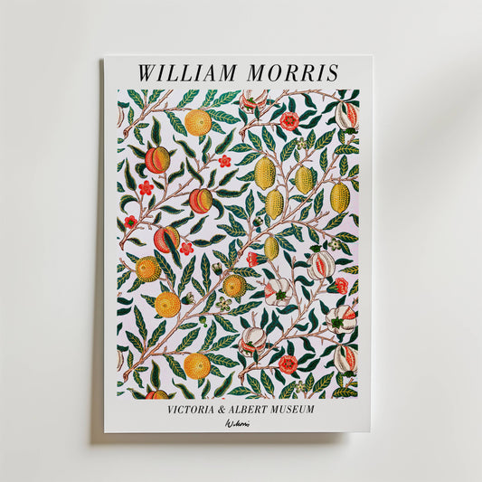 En livfull botanisk William Morris-affisch av Bozetto med gul och orange frukt, röda blommor, gröna blad och märkt "Victoria & Albert Museum" med "V&Amini". Produkt: William Morris Victoria & Albert Museum No. 2 Poster.