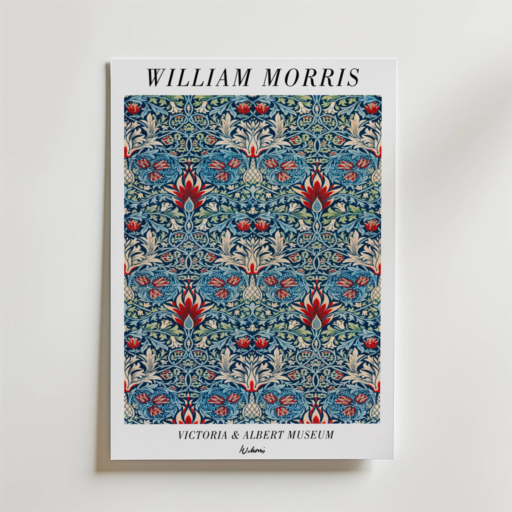 Bozetto William Morris Victoria & Albert Museum No. 3 Poster har intrikata blå, röda och krämfärgade blommor och blad med vita kanter och stiliserad Arts and Crafts-text, som fångar tidlös skönhet i en dekorativ design.